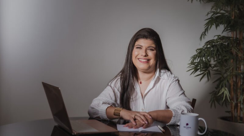 Copia de Petunya Rebuli e publicitaria especialista em branding e posicionamento de marca ALTA Empresária capixaba transforma história de superação em método para posicionar marcas lideradas por mulheres