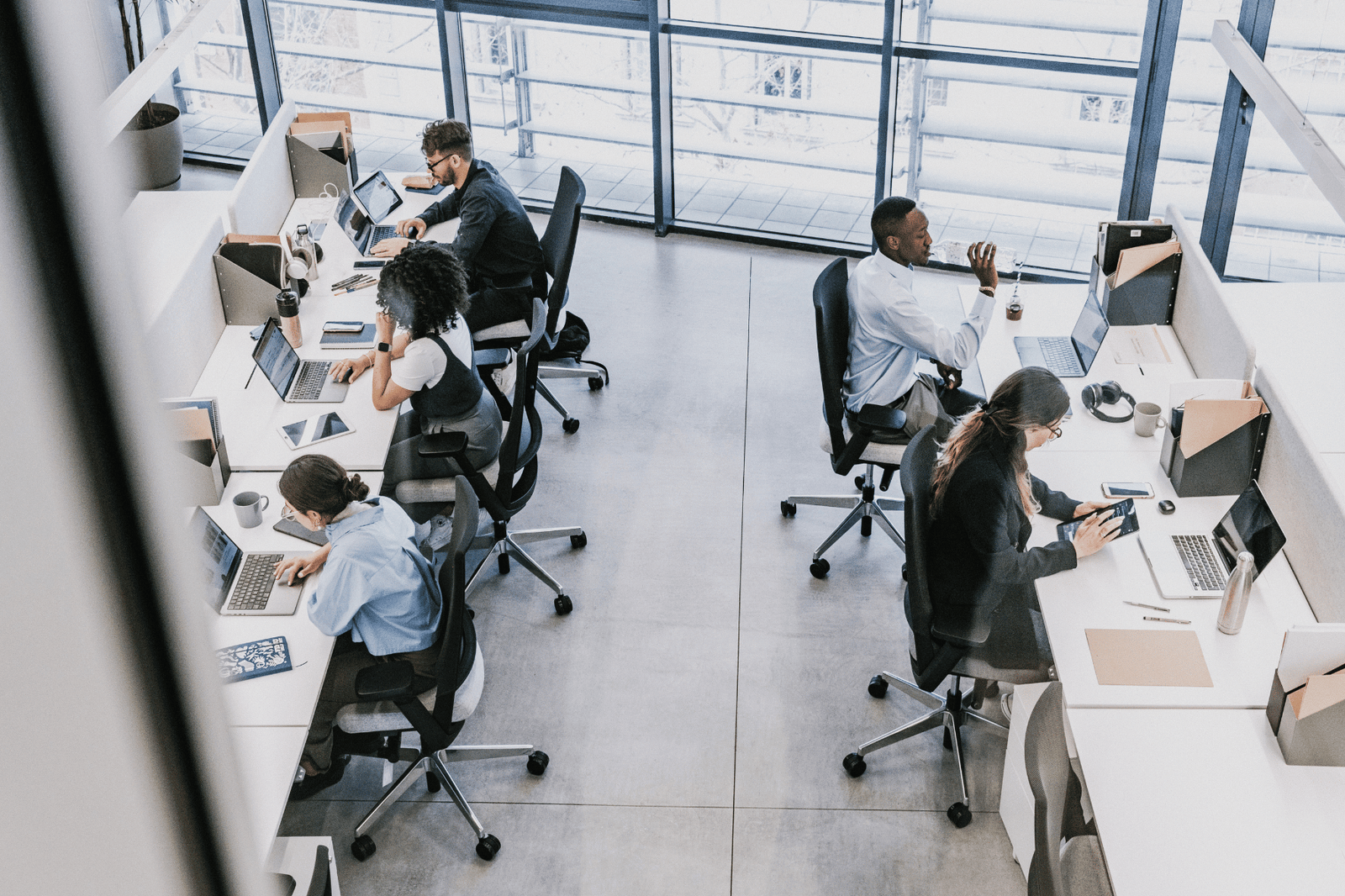 Ambiente corporativo e saúde mental: como os espaços físicos impactam produtividade e bem-estar