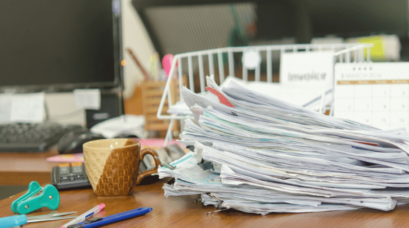Credito khunkorn no Canva Feng Shui na mesa de trabalho: arquitetas dão 3 dicas para organizar o espaço e aumentar foco,  produtividade e desempenho profissional