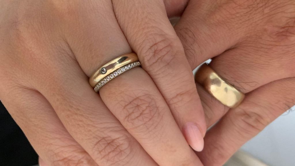Alianças precisam ser iguais? Casais reinventam uma tradição do casamento ao escolher modelos diferentes 3 image2 2 Alianças precisam ser iguais? Casais reinventam uma tradição do casamento ao escolher modelos diferentes